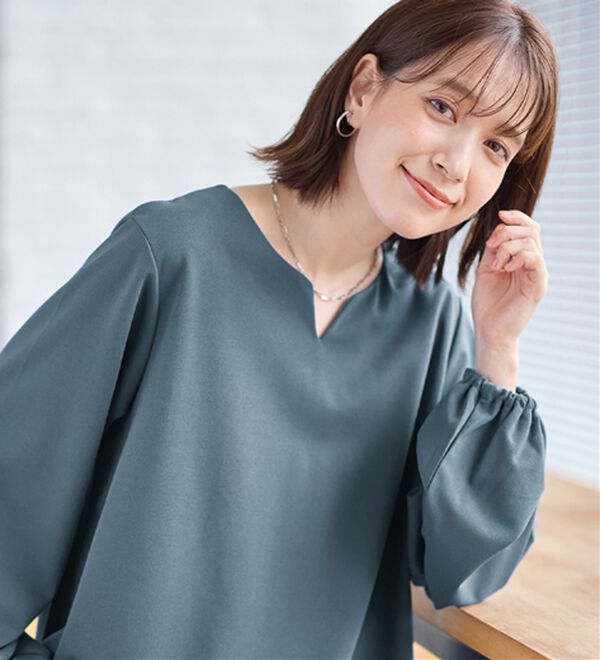 Viola e Viola（ヴィオラ エ ヴィオラ）の「らくキレイ　キーネックチュニックブラウスＴシャツ（チュニック）」｜詳細画像
