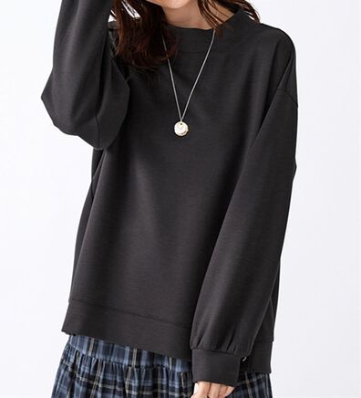 BELLUNA（ベルーナ）の「裾ボタン使いスタンドネックプルオーバー（カットソー）」