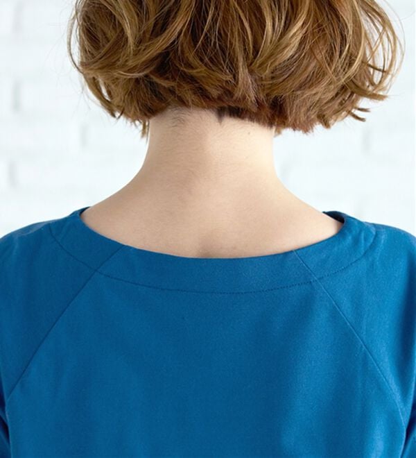 BELLUNA（ベルーナ）の「袖刺しゅうデザインＶネックプルオーバー（カットソー）」｜詳細画像