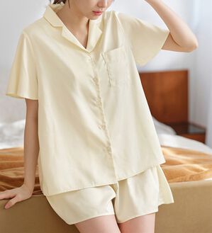 YU'NOW（ユナウ）の「【上下２点セット】ふんわりシルエットサテンシャツパジャマ（パジャマ・ルームウェア）」｜詳細画像