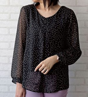 BELLUNA（ベルーナ）の「タック使いシフォンプリントブラウス（ブラウス）」｜黒系小紋柄