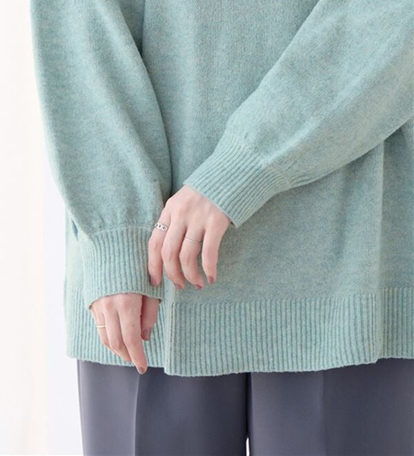 Viola e Viola（ヴィオラ エ ヴィオラ）の「【洗えるもちもち】首回りすっきり見せＶネックニット（ニット・セーター）」｜詳細画像