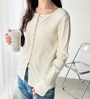 GeeRA（ジーラ）の「メニーボタンランダムリブトップス（カットソー）」｜詳細画像