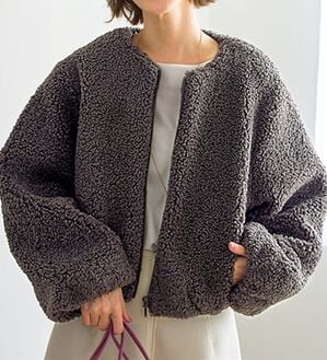 VINNO（ヴィノ）の「ノーカラーテディボアショートブルゾン（ショートコート）」｜モカ