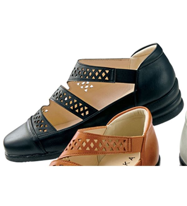 BELLUNA（ベルーナ）の「パンチングラインカジュアルシューズ（フラットシューズ）」｜黒