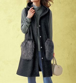 BELLUNA（ベルーナ）の「ミックス調ファー使いフードベスト（ベスト）」｜チャコール