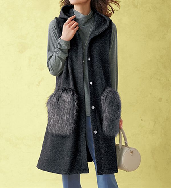 BELLUNA（ベルーナ）の「ミックス調ファー使いフードベスト（ベスト）」｜チャコール