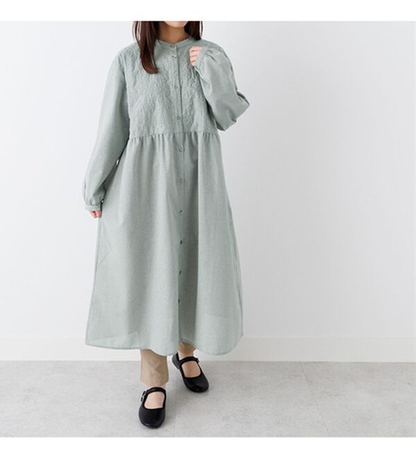 Viola e Viola（ヴィオラ エ ヴィオラ）の「パッと華やぐ繊細刺しゅうの大人シャツワンピース（シャツワンピース）」｜詳細画像