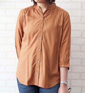 BELLUNA（ベルーナ）の「レーヨン素材ギャザー使いブラウス（ブラウス）」｜コーラル