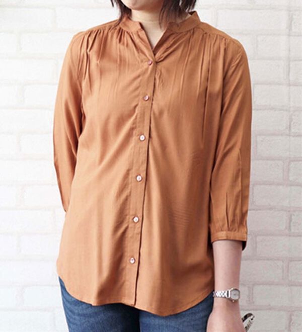 BELLUNA（ベルーナ）の「レーヨン素材ギャザー使いブラウス（ブラウス）」｜コーラル