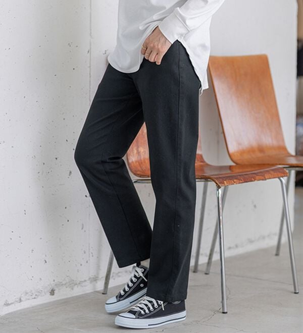 BELLUNA（ベルーナ）の「静電防止！蓄熱綿サテンストレッチカラーパンツ（フルレングスパンツ）」｜黒