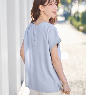 Viola e Viola（ヴィオラ エ ヴィオラ）の「さらさらＥＡＳＹ　前後２ＷＡＹヘンリーネックＴブラウス（ブラウス）」｜ライトブルー