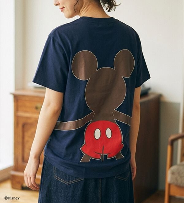 BELLUNA（ベルーナ）の「<Ｄｉｓｎｅｙ>【ミッキー＆ミニー】抱き着きプリントTシャツ（カットソー）」｜ネイビー（ミッキー）
