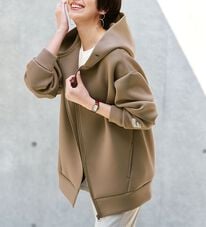 BELLUNA（ベルーナ）の「肩が疲れにくい！マシュマロ感覚ジップフーディー（ブルゾン）」