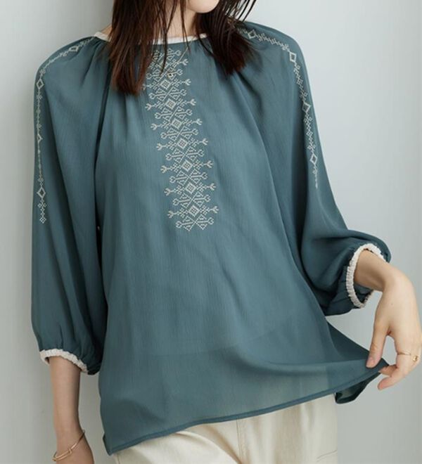 BELLUNA（ベルーナ）の「シフォン素材刺しゅうデザインブラウス（ブラウス）」｜詳細画像