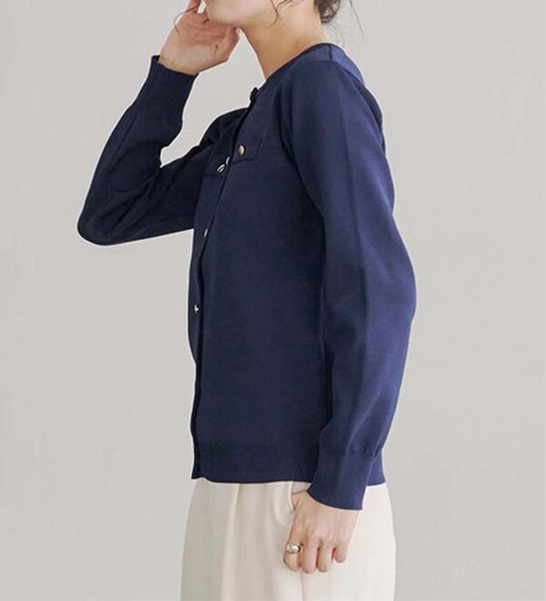 Pierrot（ピエロ）の「上品見えスポンジニットゴールドボタンカーディガン（ニットカーディガン）」｜詳細画像