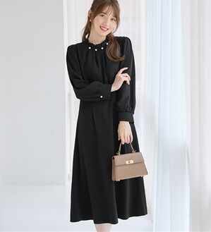 alotta（アロッタ）の「【嬉しい５つの機能付】ネックパール調タックフレアーワンピース（その他ワンピース）」｜ブラック