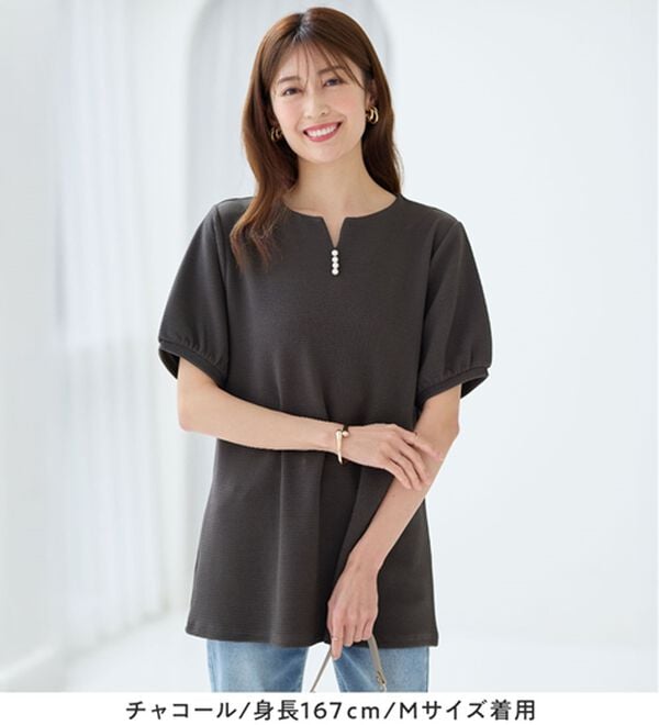 alotta（アロッタ）の「柔らかエンボス素材パール調ボタンチュニック（チュニック）」｜詳細画像