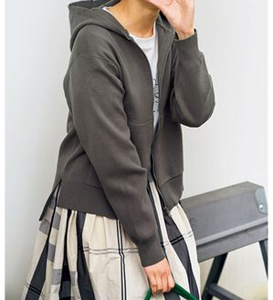 VINNO（ヴィノ）の「軽ハリ！ジップアップニットパーカー（ニット・セーター）」｜チャコール