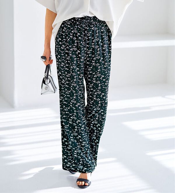 BELLUNA（ベルーナ）の「楊柳サラサラ素材プリントイージーパンツ（フルレングスパンツ）」｜小花柄黒