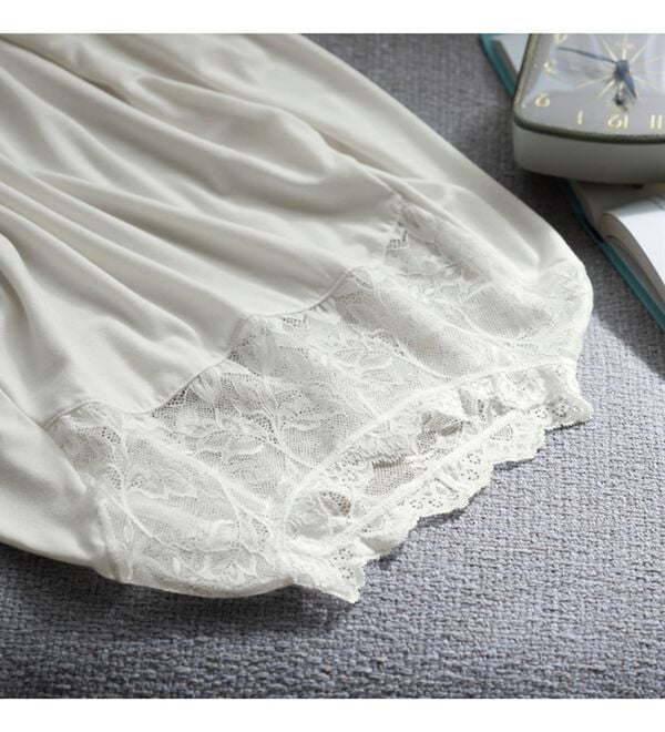 LAVIENNE（ラヴィエンヌ）の「吸湿発熱あったかインナーハイネックレースインナー（肌着・インナーウェア）」｜詳細画像