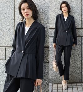 GeeRA（ジーラ）の「【２点セット】パールボタンペプラムプリーツテーパードセットアップ（パンツスーツ）」