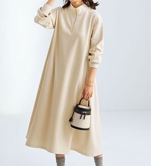 BELLUNA（ベルーナ）の「ポケット付ハーフジップフレアーワンピース（カットソーワンピース）」｜アイボリー