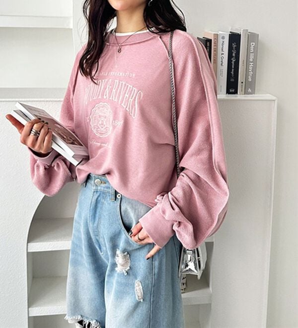 GeeRA（ジーラ）の「リメイク風刺しゅうロゴ裏毛スウェット（カットソー）」｜詳細画像