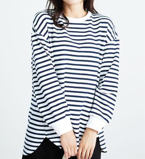 BELLUNA（ベルーナ）の「ふわふわ裏ファーゆったりプルオーバー（カットソー）」｜オフ白／ネイビー