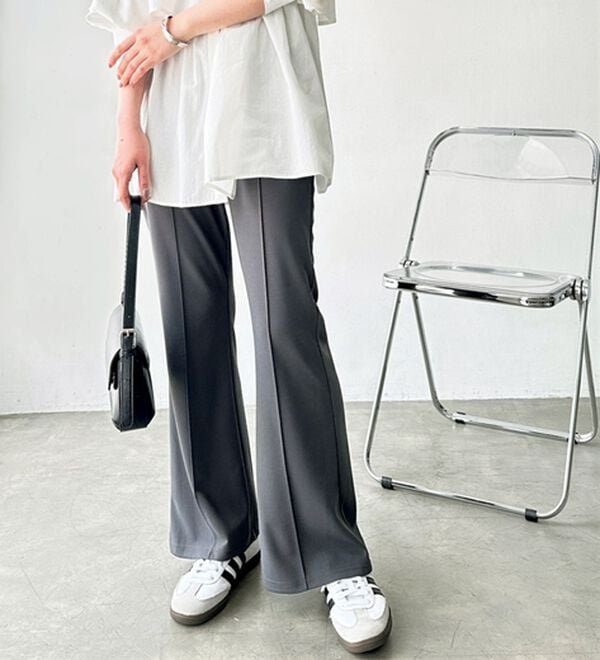 GeeRA（ジーラ）の「センターラインセミフレアカットパンツ（フルレングスパンツ）」｜詳細画像