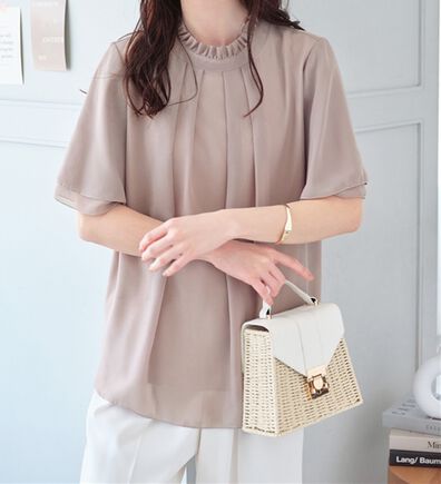 Viola e Viola（ヴィオラ エ ヴィオラ）の「フリル衿シフォンタックブラウス【半袖】（ブラウス）」