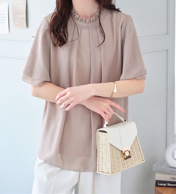 Viola e Viola（ヴィオラ エ ヴィオラ）の「フリル衿シフォンタックブラウス【半袖】（ブラウス）」｜モーブグレー