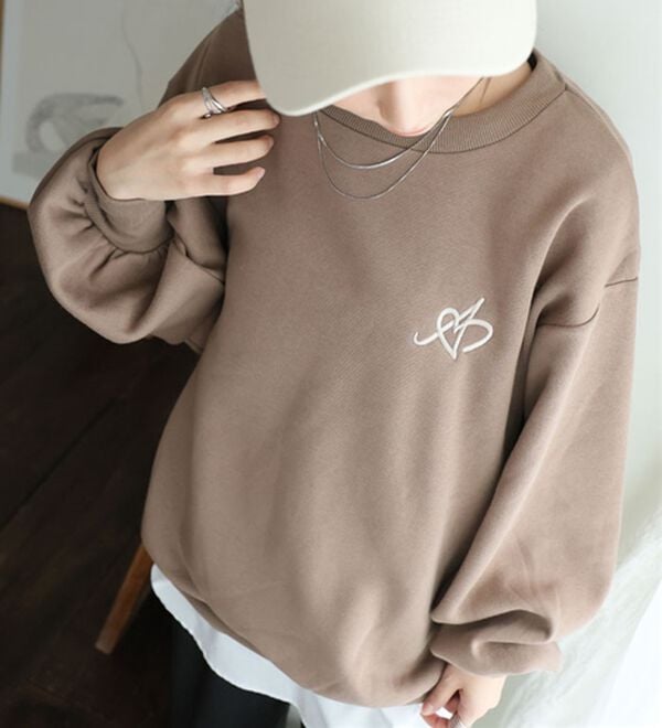 A HAPPY MARILYN（アハッピーマリリン）の「【Ｌ～８Ｌ】【ハピぽか裏起毛】２デザインから選べる刺繍トレーナー 毛玉になりにくい（トレーナー・スウェット）」｜モカブラウン
