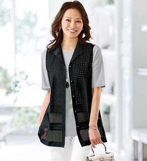 BELLUNA（ベルーナ）の「＜涼やかにきちんと見え！＞刺しゅう切替ピンタック使いベスト（ベスト）」｜黒