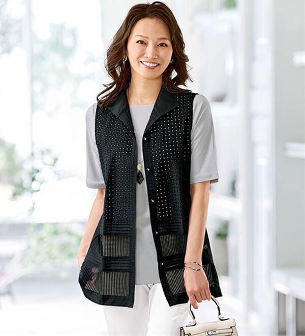 BELLUNA（ベルーナ）の「＜涼やかにきちんと見え！＞刺しゅう切替ピンタック使いベスト（ベスト）」｜黒