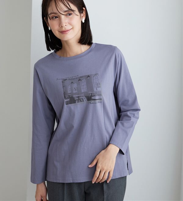 BELLUNA（ベルーナ）の「【着回しのミカタ！】綿100％大人顔サマ見えプリントロンT（カットソー）」｜ブルーグレー／フォト