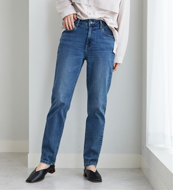 BELLUNA（ベルーナ）の「やわらかストレッチデニム素材スリムパンツ（フルレングスパンツ）」｜ブルー