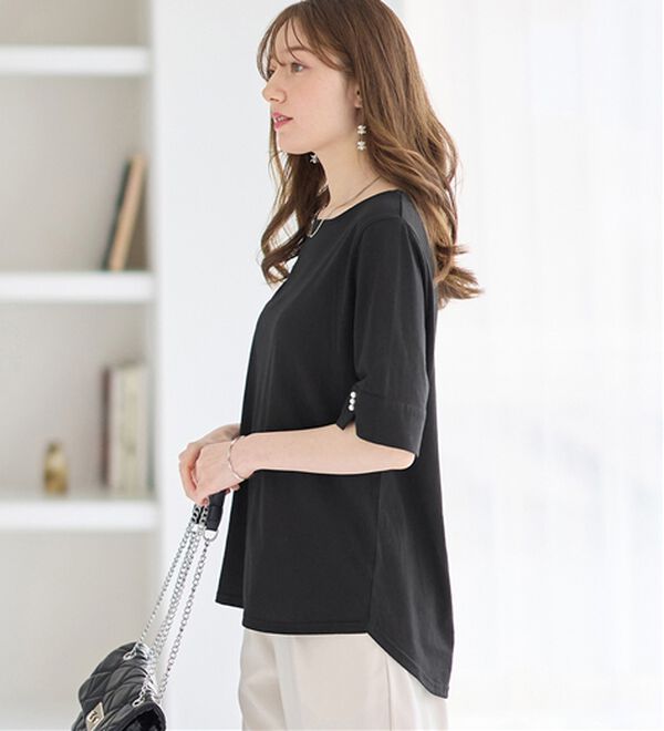 alotta（アロッタ）の「【選べる袖丈】柔らか綿混素材パール調ボタンＴシャツ（カットソー）」｜詳細画像