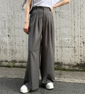 GeeRA（ジーラ）の「３タックワイドパンツ（フルレングスパンツ）」｜チャコール