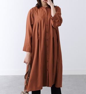 BELLUNA（ベルーナ）の「レーヨン素材タック使いロングワンピース（ロングワンピース）」｜オレンジ