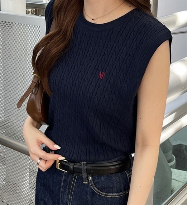 GeeRA（ジーラ）の「ケーブル編み刺しゅうノースリニット（ベスト）」｜詳細画像