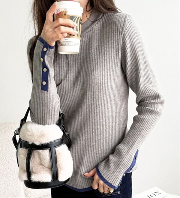 GeeRA（ジーラ）の「袖口ボタン配色ハイネックリブニット（ニット・セーター）」｜詳細画像