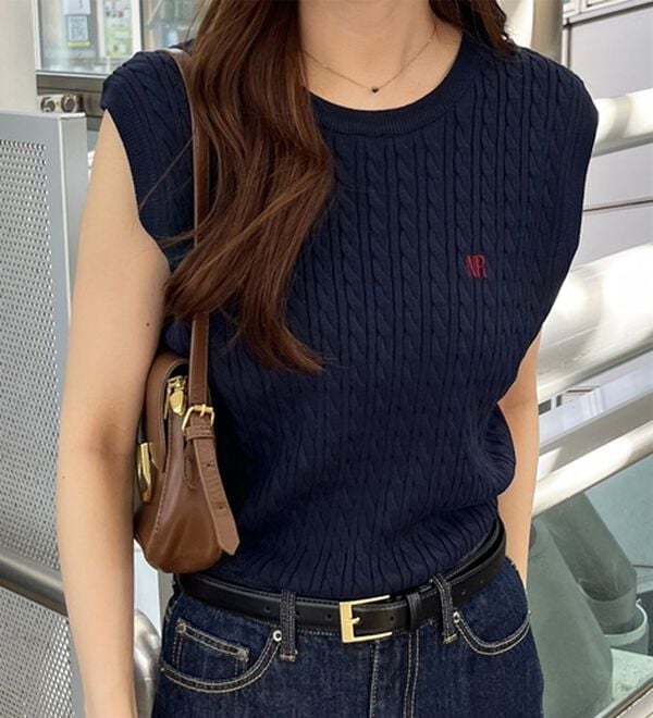 GeeRA（ジーラ）の「ケーブル編み刺しゅうノースリニット（ベスト）」｜詳細画像