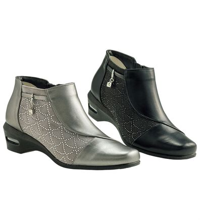 BELLUNA（ベルーナ）の「４Ｅビジュー使いショートブーツ（ブーツ）」