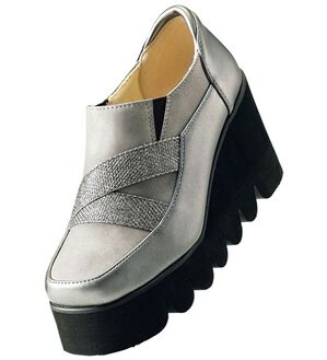 BELLUNA（ベルーナ）の「４Ｅ異素材ベルトキャタピラーシューズ（スリッポン）」｜グレー