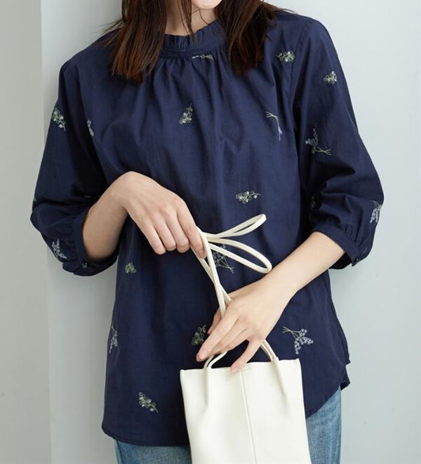 BELLUNA（ベルーナ）の「綿100％とび花刺しゅうブラウス（ブラウス）」｜詳細画像