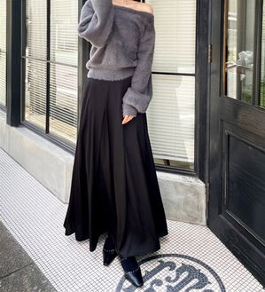 「【YOUING．】タックデザインフレアーサテンスカート（ロングスカート）」｜ブラック