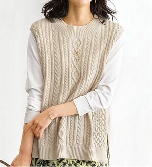 新品未使用　TWINSET ACTITUDE ケーブルニット パデッドベスト スリットデザインケーブル柄ニットベスト - ベルーナ【公式】