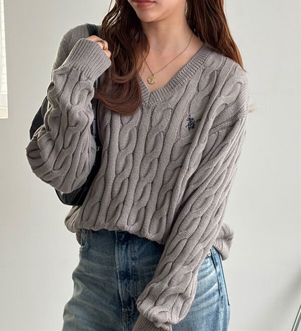 GeeRA（ジーラ）の「【Ｕ．Ｓ．ＰＯＬＯ　ＡＳＳＮ．】Ｖネックケーブルニット（ニット・セーター）」｜詳細画像