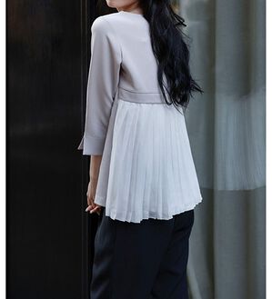 RANAN（ラナン）の「楽ちんキレイ見え！バックプリーツセットアップ（ブラウススーツ）」｜ライトグレー系